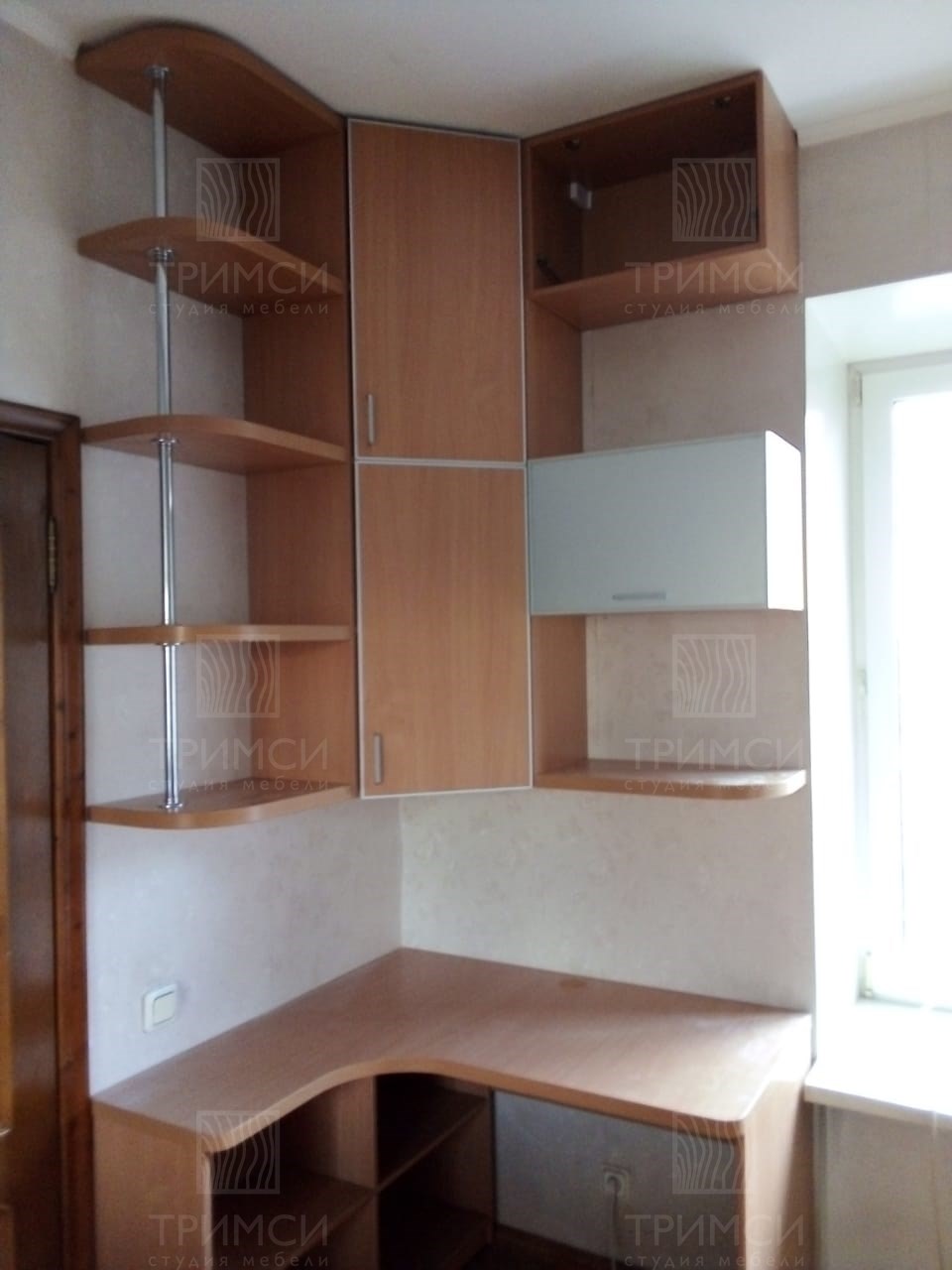 Комплект мебели из рабочего стола с полочками и шкафа купе